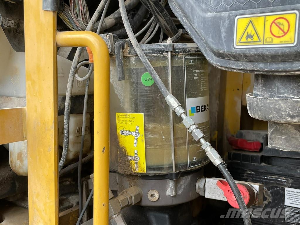 CAT 330 07A حفارات زحافة