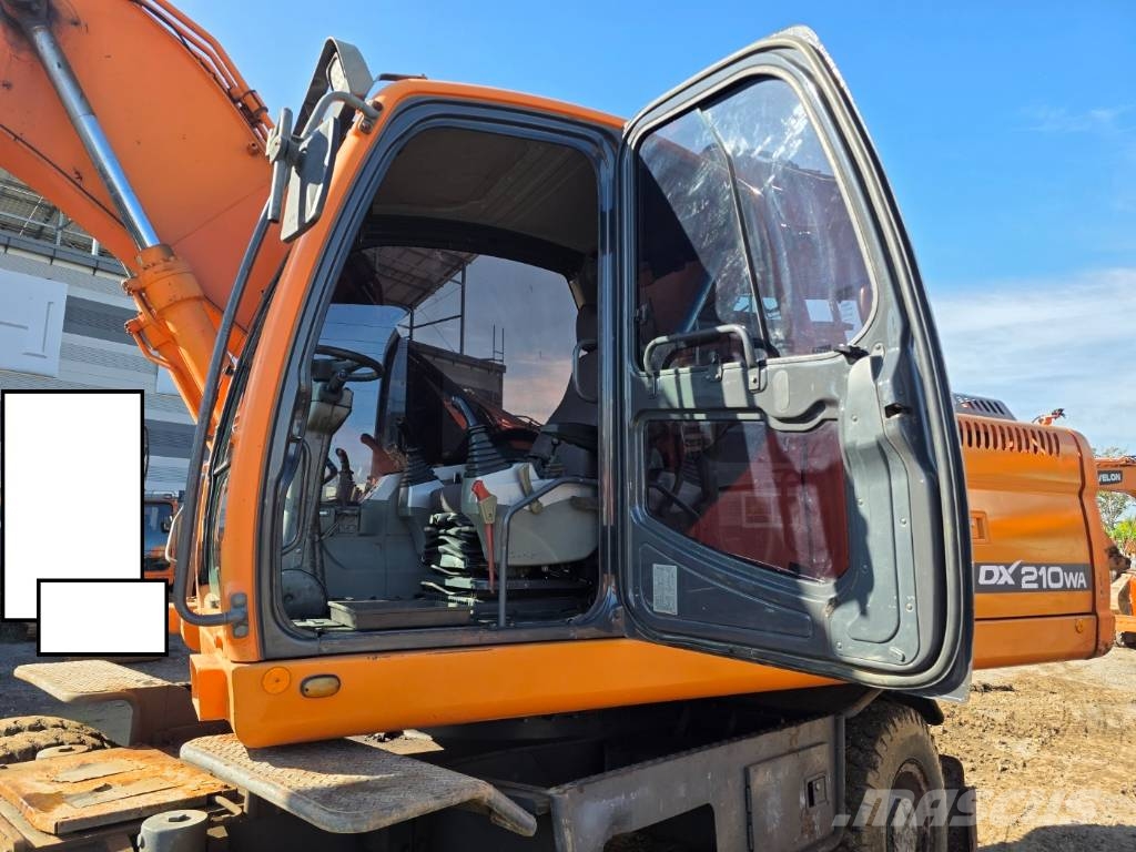 Doosan DX210WA Gumikerekes kotrók