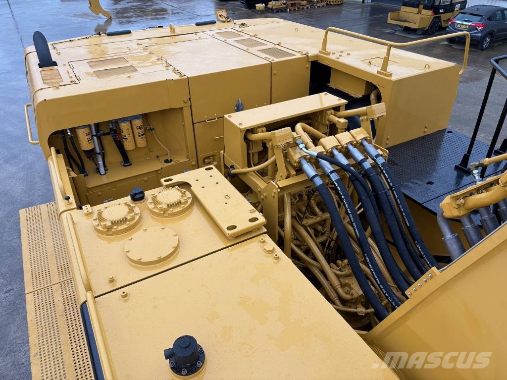 CAT 390F Long reach حفارات طويلة الذراع