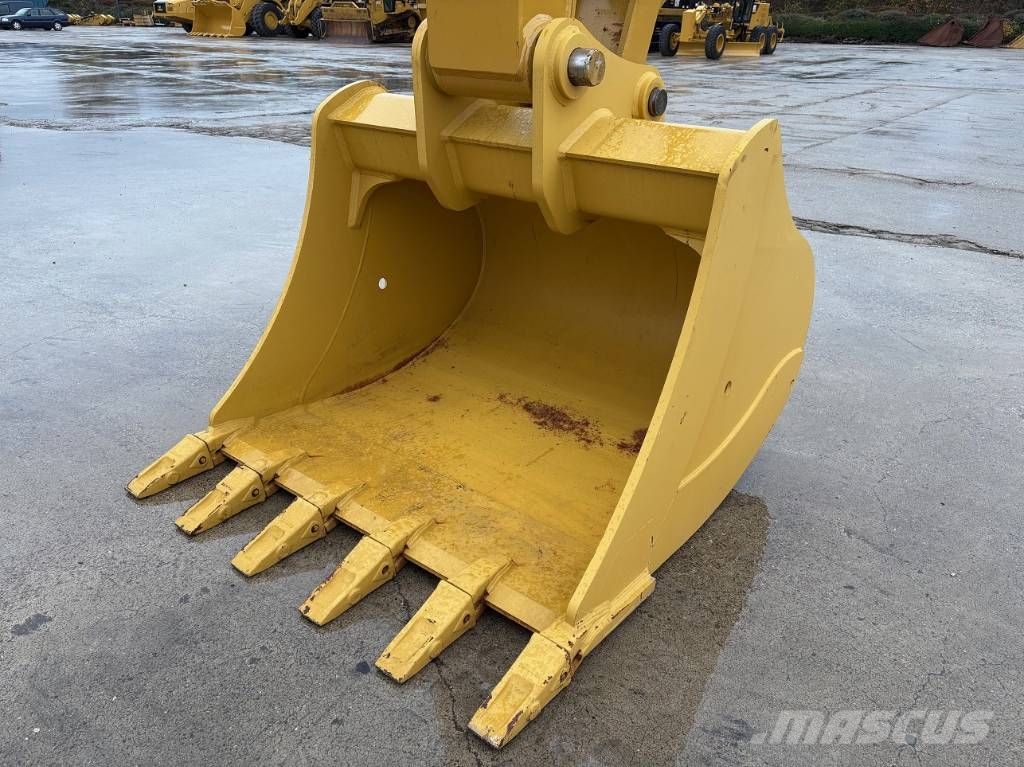 CAT 390F Long reach حفارات طويلة الذراع