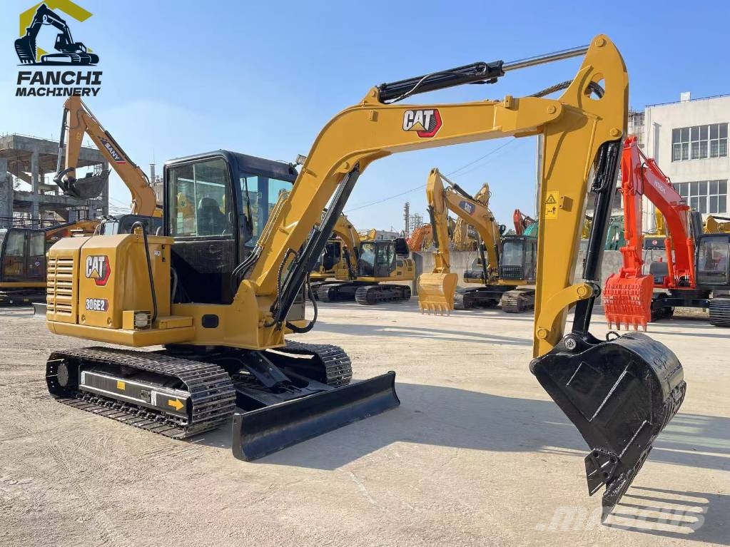 CAT 306E2 حفارات زحافة