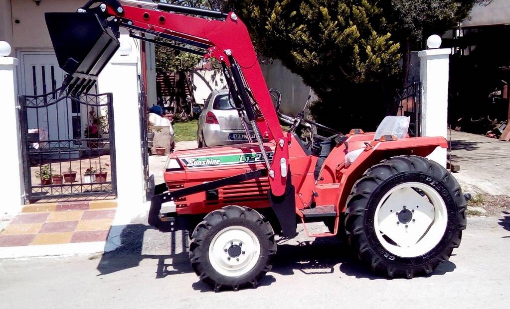Kubota L1-255 4WD WITH LOADER الجرارات