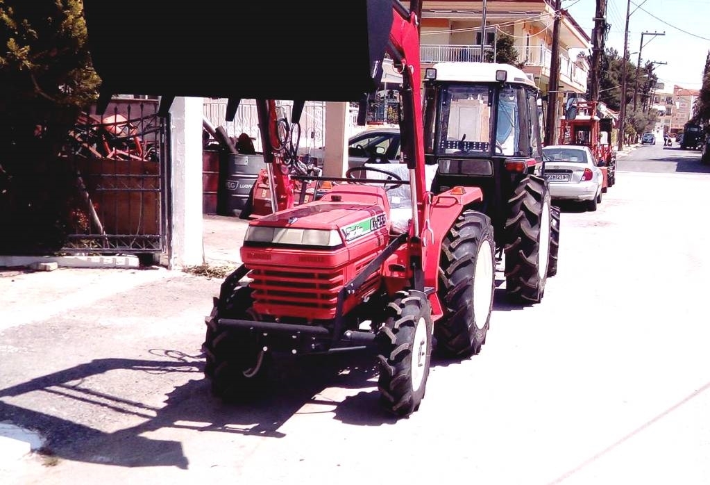 Kubota L1-255 4WD WITH LOADER الجرارات