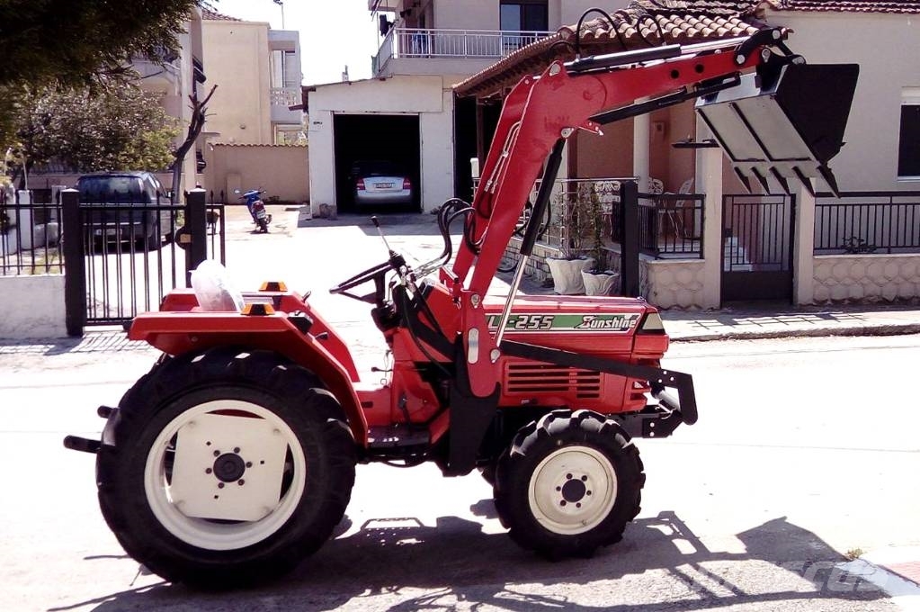 Kubota L1-255 4WD WITH LOADER الجرارات