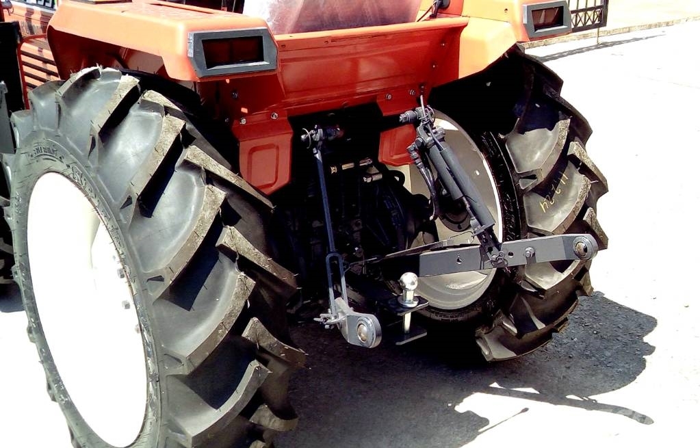 Kubota L1-255 4WD WITH LOADER الجرارات