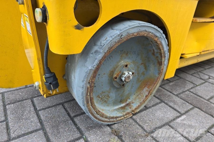 Haulotte Compact 8 Electric, 8.2m Working Height, 350kg Cap Plataformas tijera