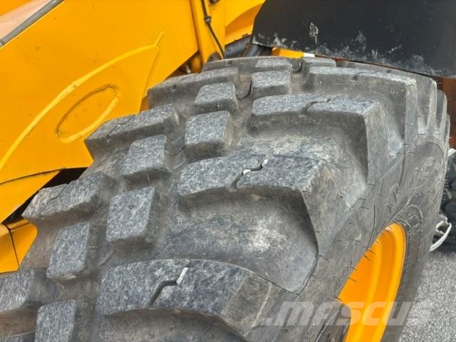 JCB 4CN Kallistajalla Koparko-ładowarki