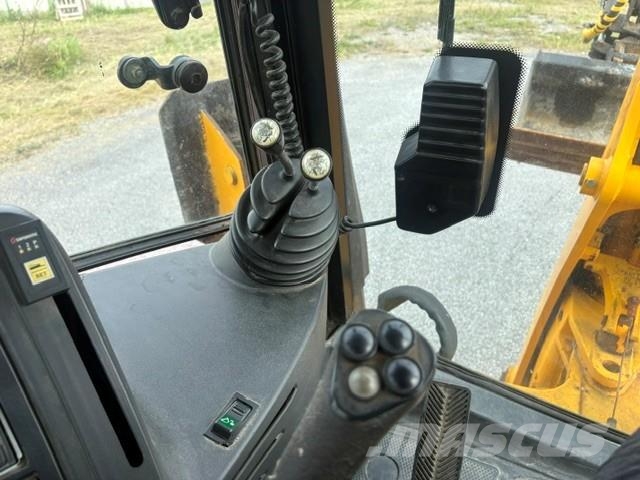 JCB 4CN Kallistajalla Koparko-ładowarki