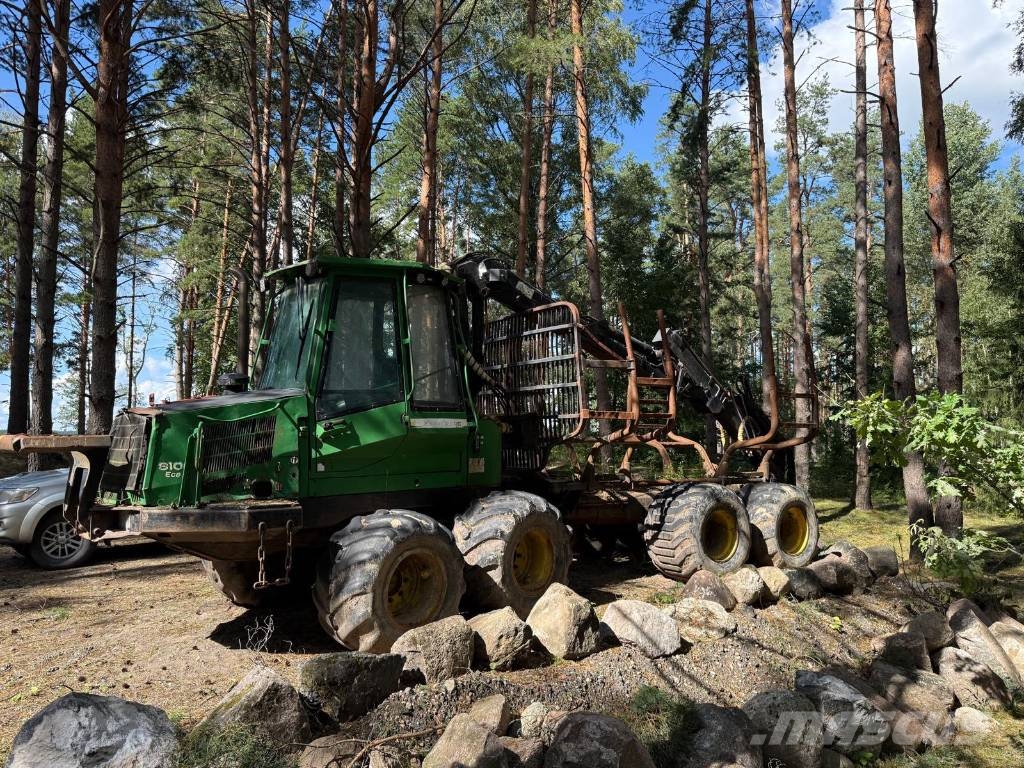 John Deere 810 D Eco III Lassbærere