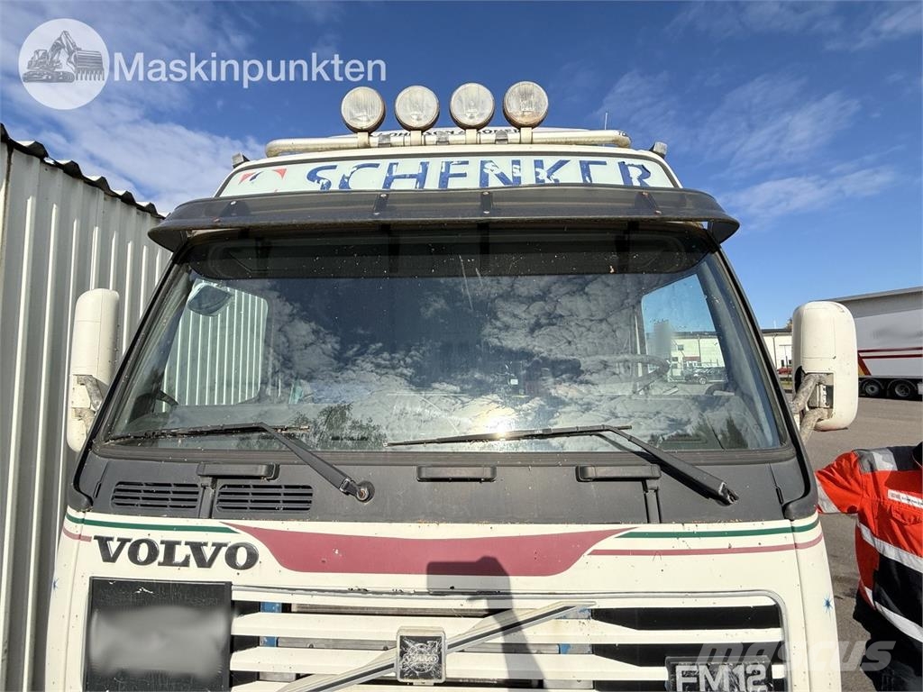 Volvo FM12 6X2 厢式货车