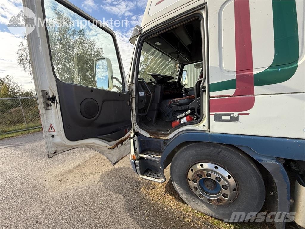 Volvo FM12 6X2 厢式货车