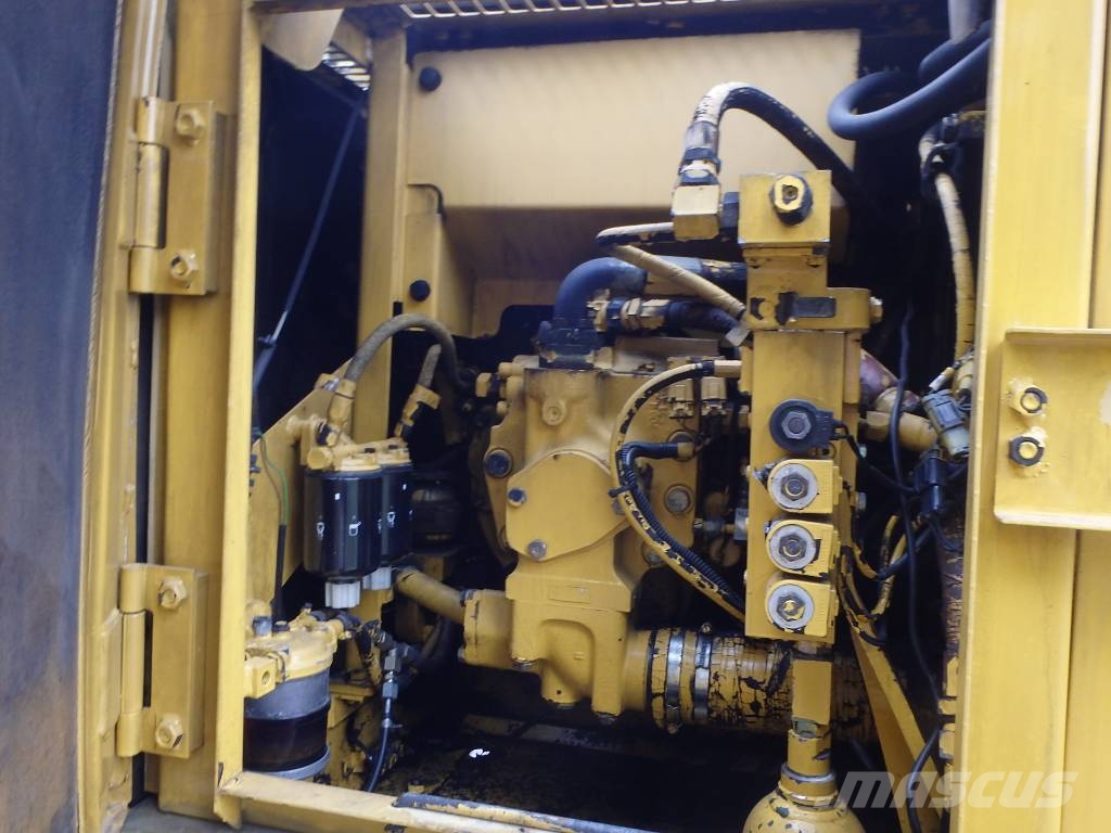 Komatsu PW 130ES-6K pyörittäjällä Εκσκαφείς με τροχούς - λάστιχα