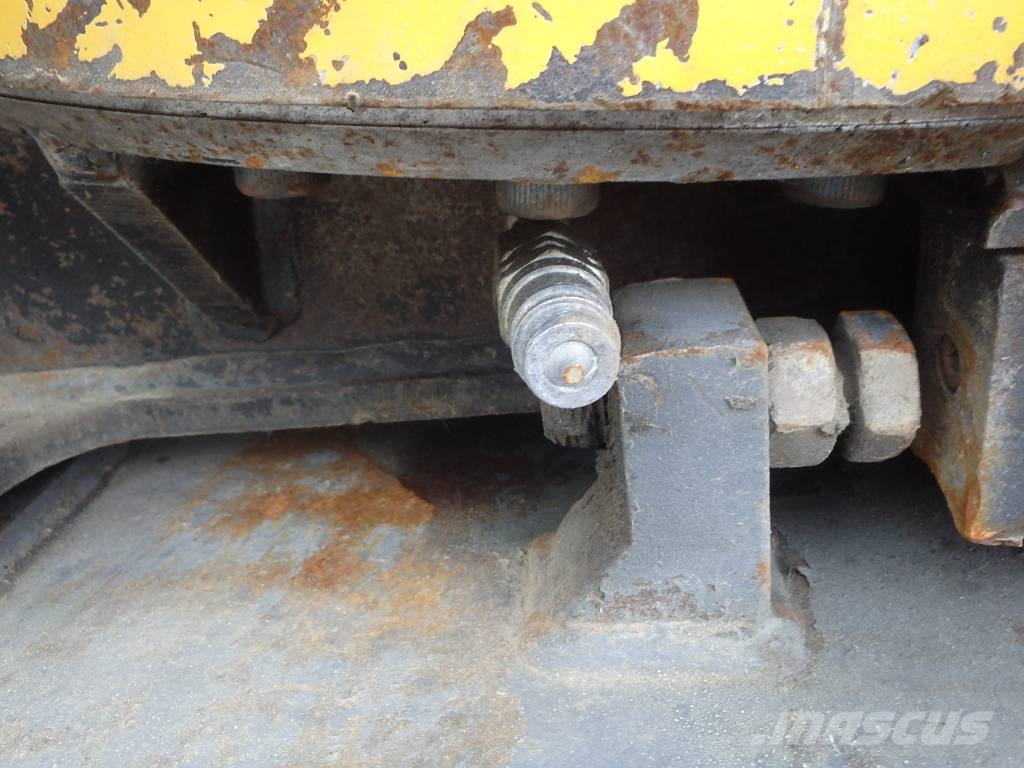 Komatsu PW 130ES-6K pyörittäjällä Εκσκαφείς με τροχούς - λάστιχα
