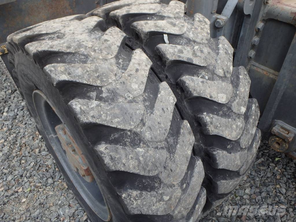 Komatsu PW 130ES-6K pyörittäjällä Εκσκαφείς με τροχούς - λάστιχα