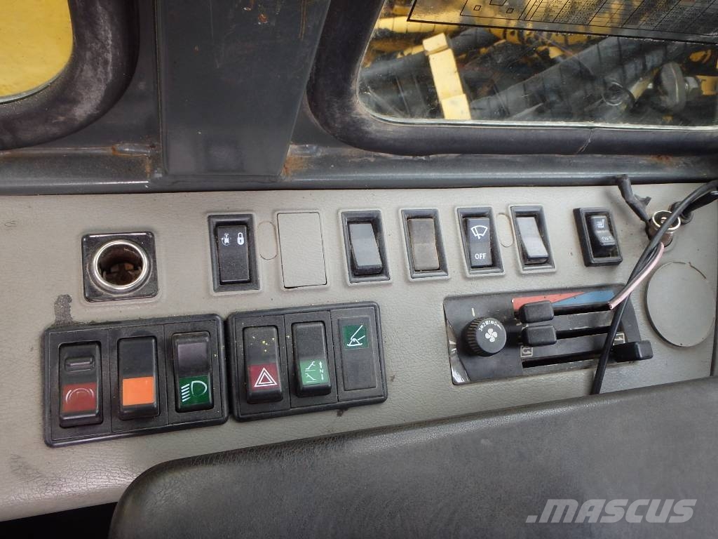 Komatsu PW 130ES-6K pyörittäjällä Εκσκαφείς με τροχούς - λάστιχα