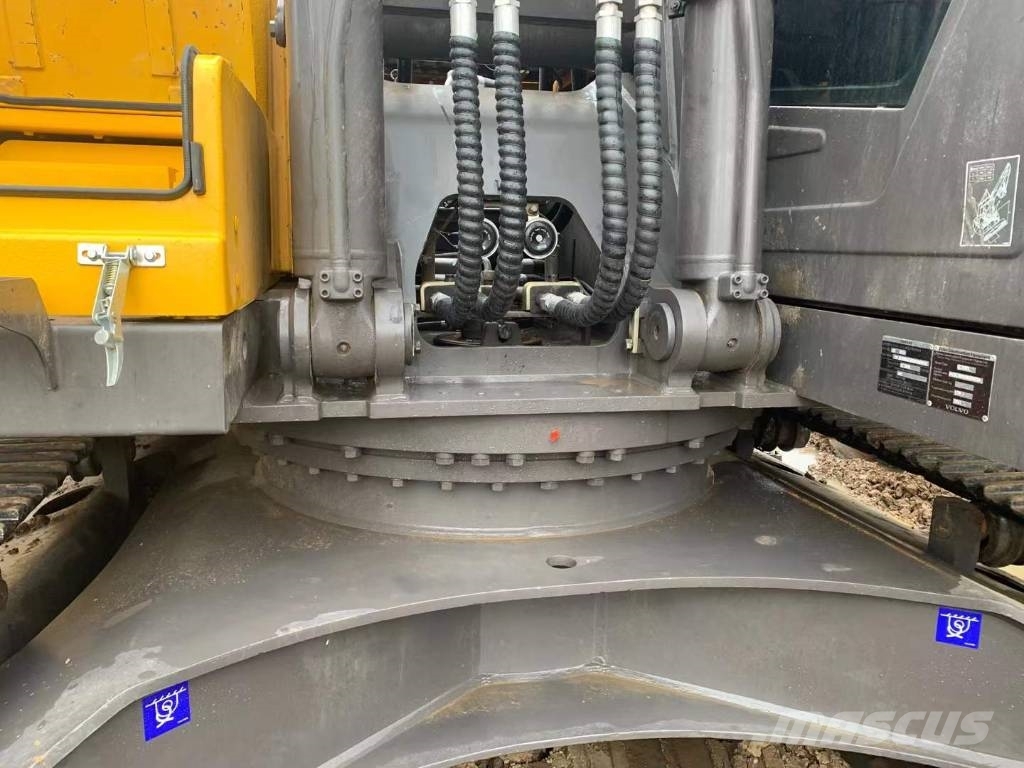 Volvo EC 300 D حفارات زحافة