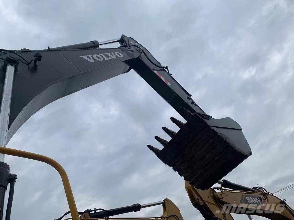 Volvo EC 300 D حفارات زحافة