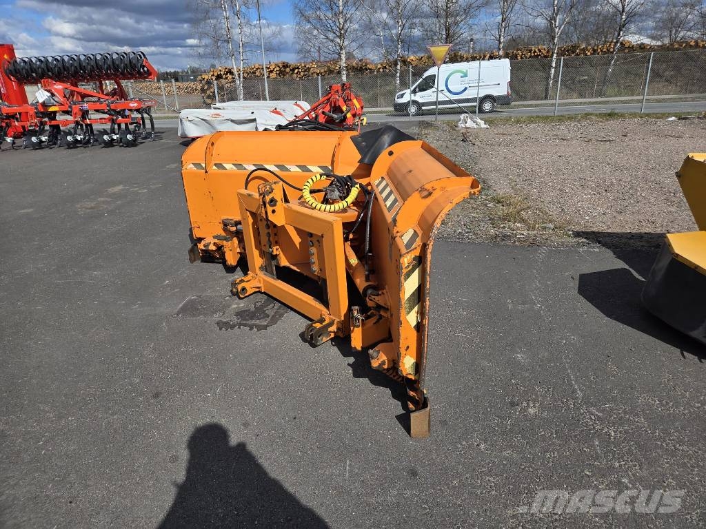 FMG 320 Nivelaura Snöblad och plogar