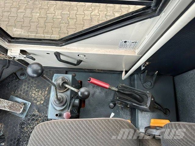 CLAAS Axos 320 Traktory