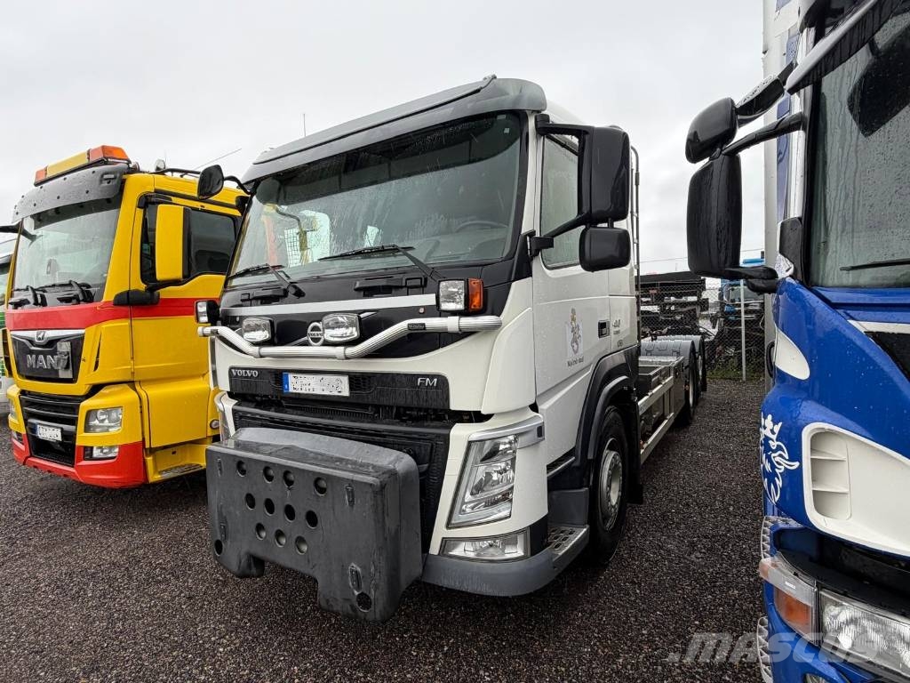 Volvo FM 6*2  Lågmilare Treileri ar āķi
