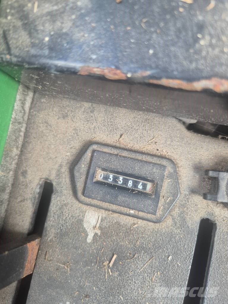John Deere 1600 ركوب الحشائش