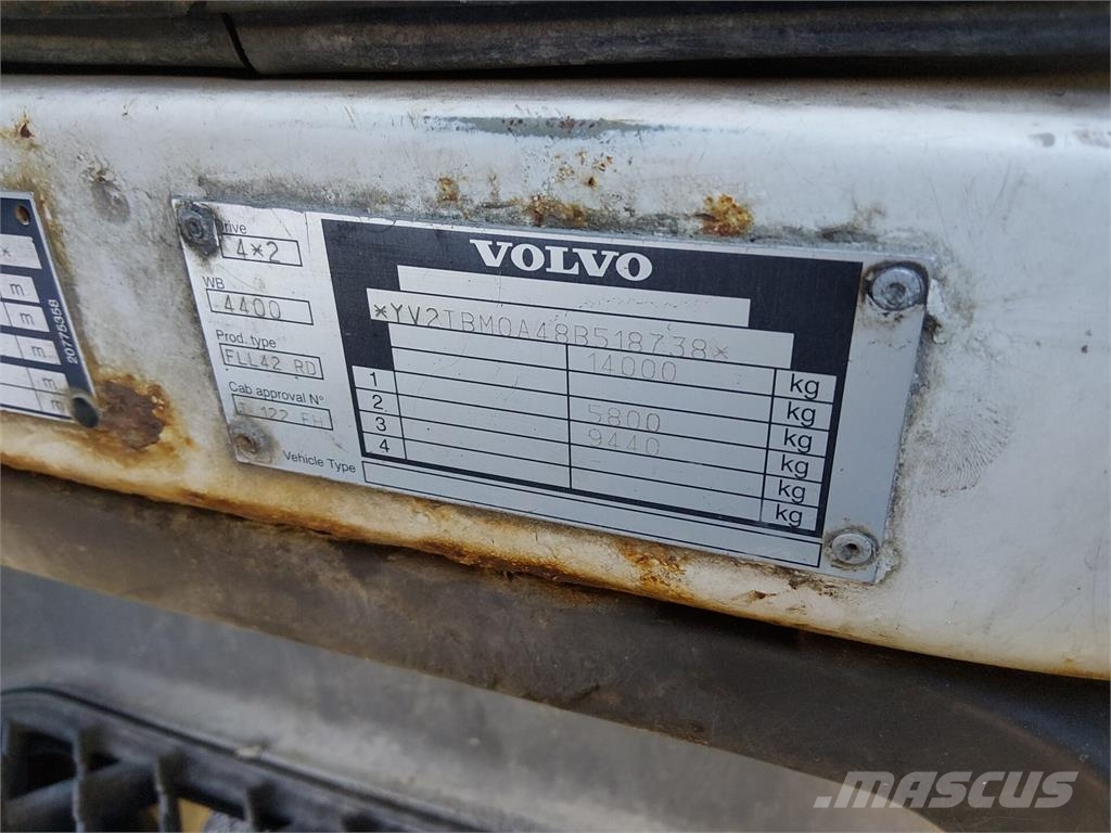 Volvo FLL 240 Camiones caja cerrada