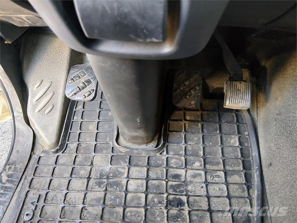 Volvo FLL 240 Camiones caja cerrada