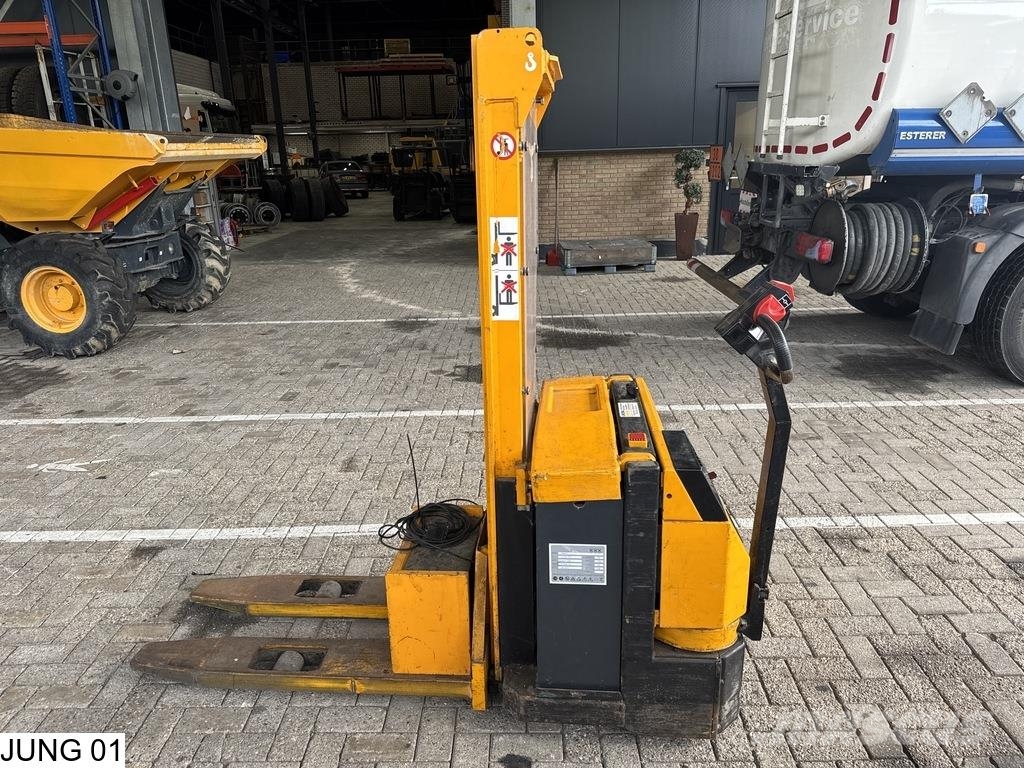 Jungheinrich Reachtruck 290 cm lift height, battery charger. 포크리프트