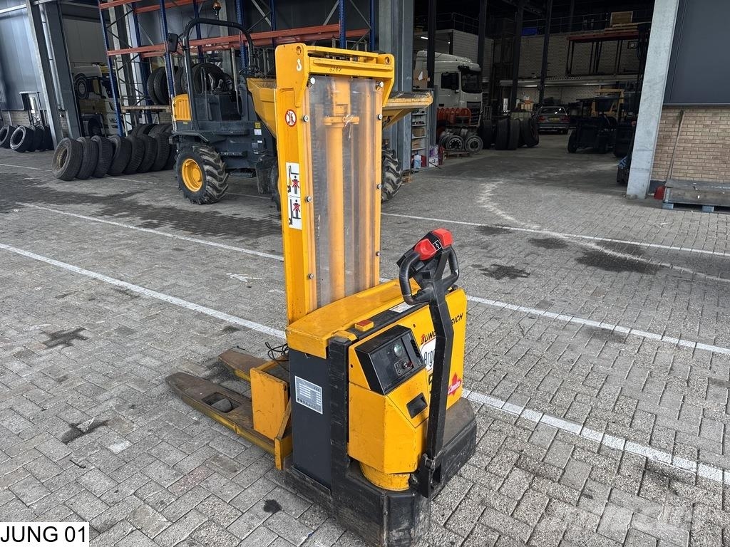 Jungheinrich Reachtruck 290 cm lift height, battery charger. 포크리프트