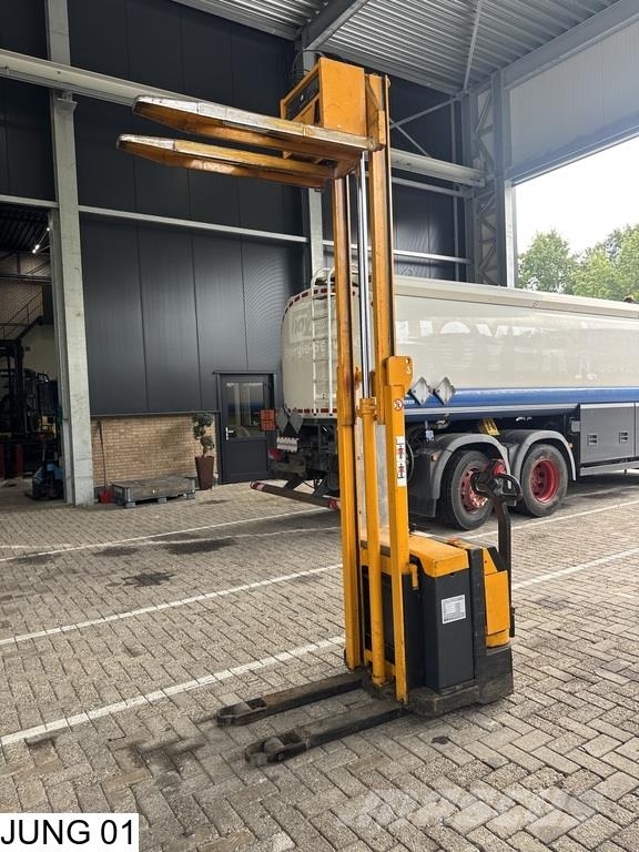 Jungheinrich Reachtruck 290 cm lift height, battery charger. 포크리프트