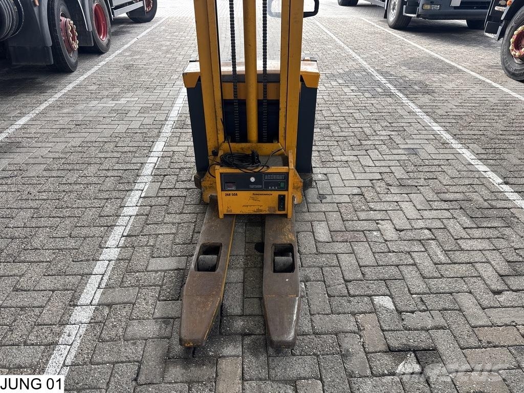 Jungheinrich Reachtruck 290 cm lift height, battery charger. 포크리프트