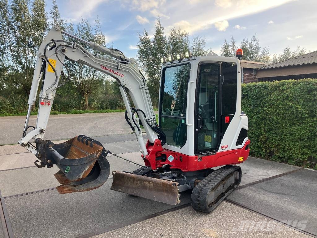 Takeuchi TB 225 minigraver | 3800u | sloop-sorteer Minigravemaskiner