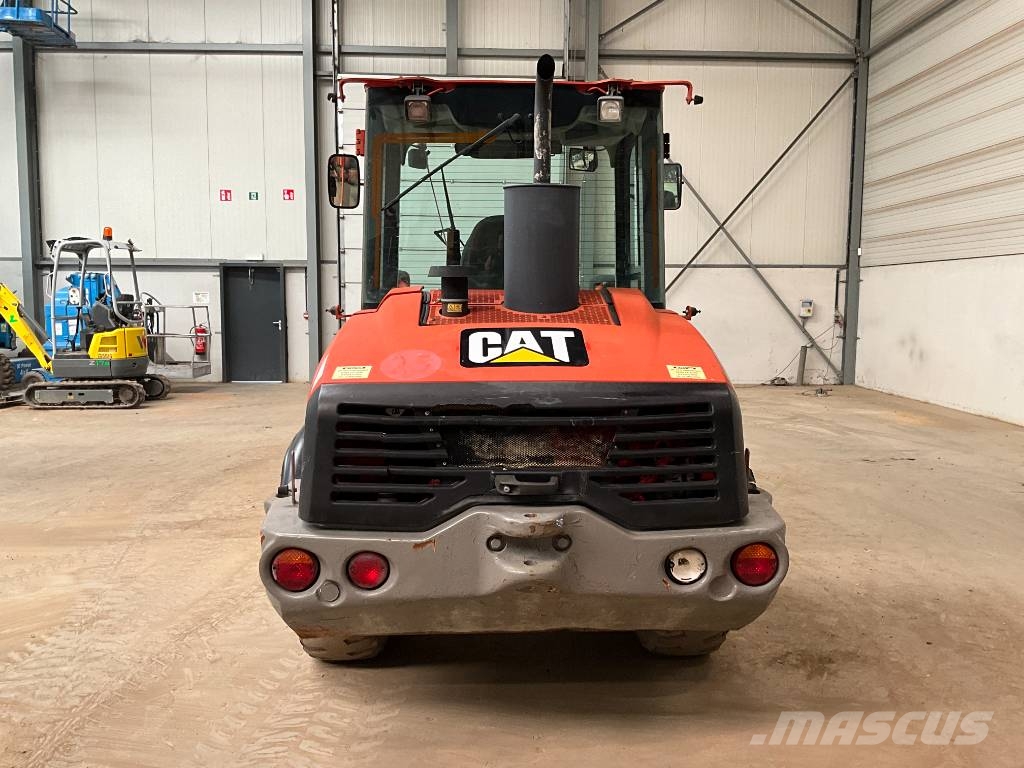 CAT 906 H 2 لوادر بعجل