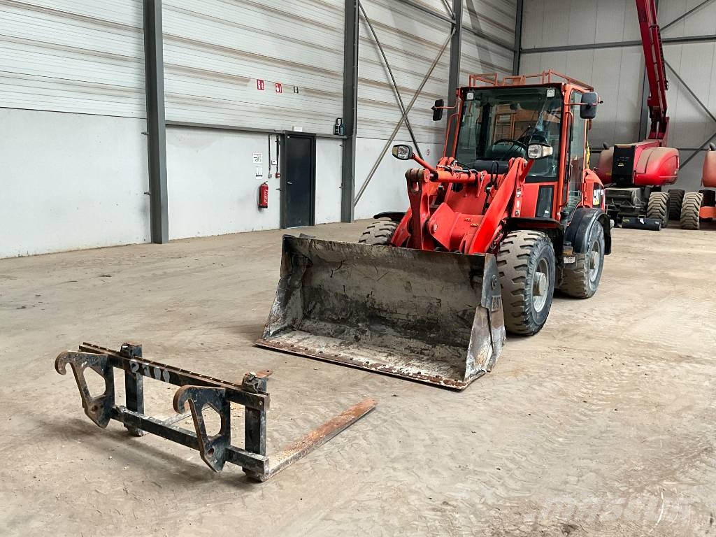 CAT 906 H 2 لوادر بعجل
