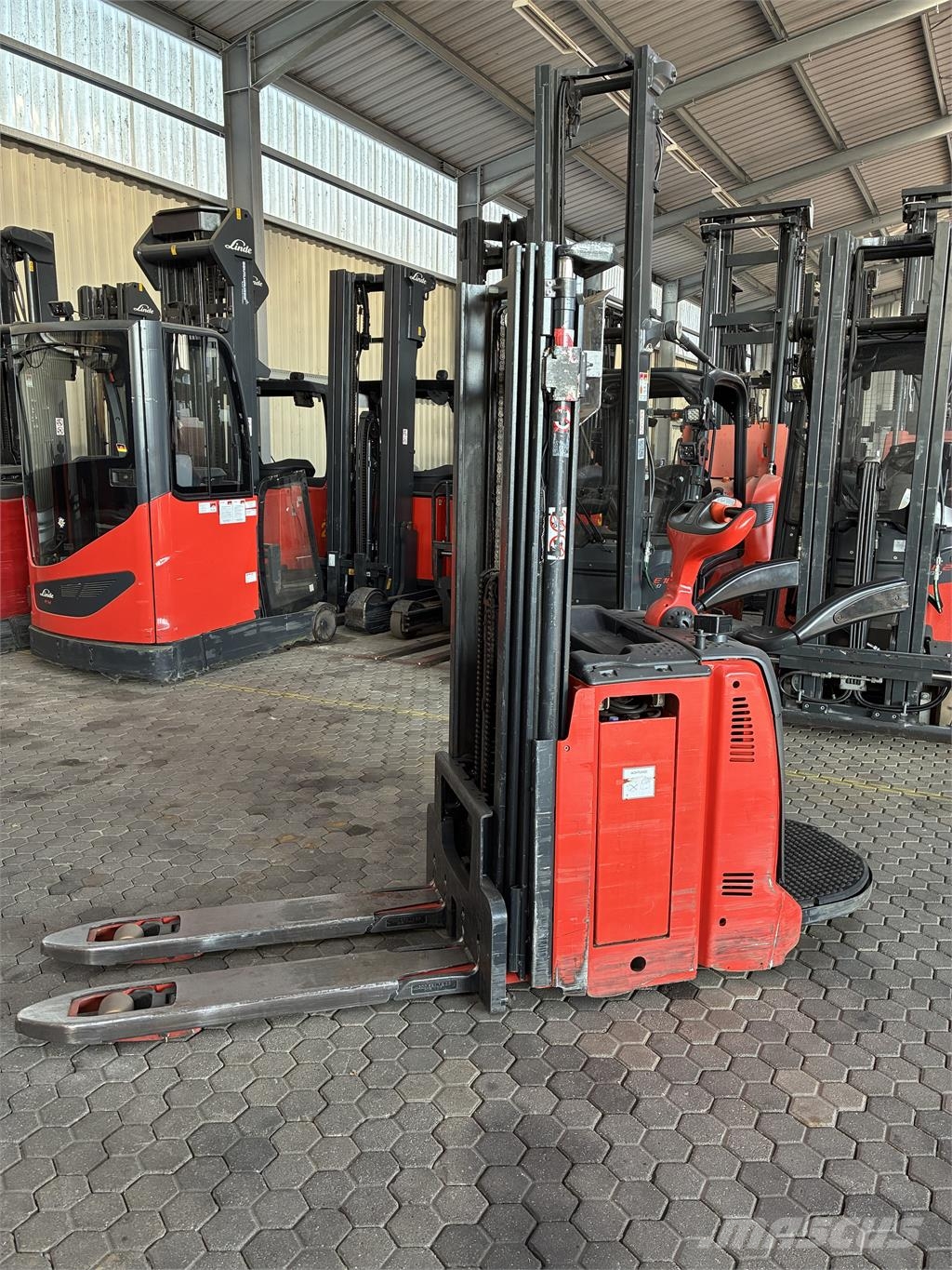 Linde D12AP شاحنات مناولة ذاتية الدفع