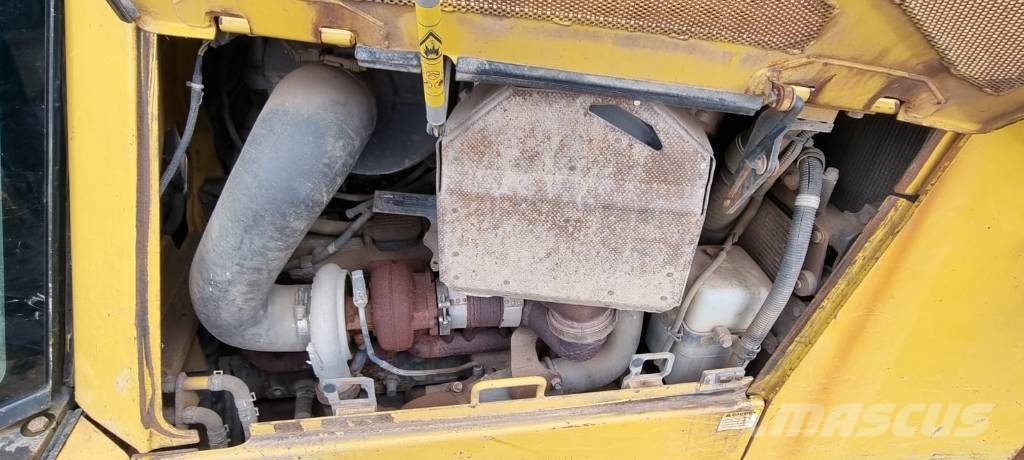 Komatsu D 65 PX-17 Pásové dozery
