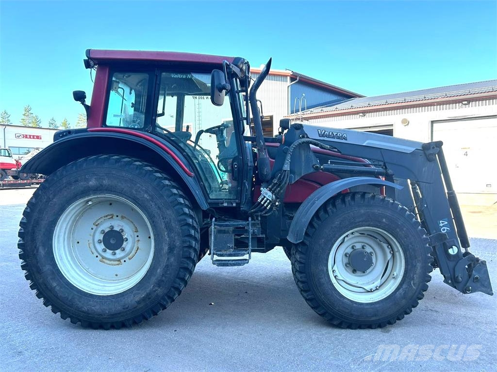 Valtra N101 ETUKUORMAAJALLA Traktorok