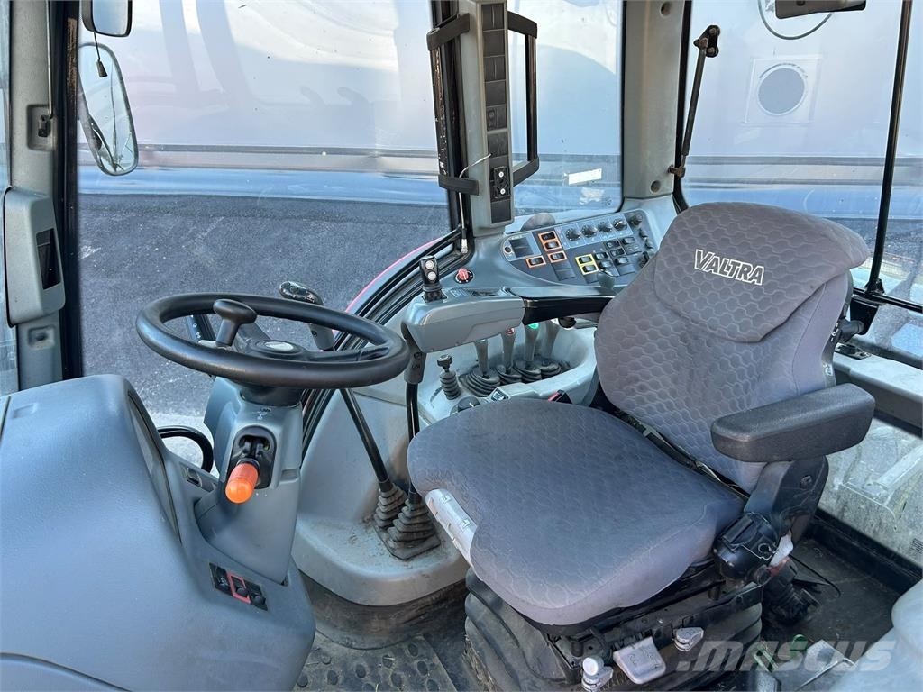 Valtra N101 ETUKUORMAAJALLA Traktorok