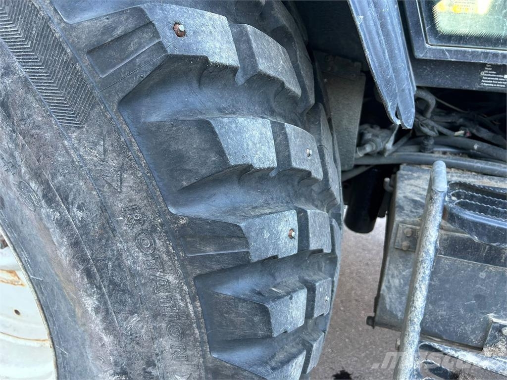 Valtra N101 ETUKUORMAAJALLA Traktorok