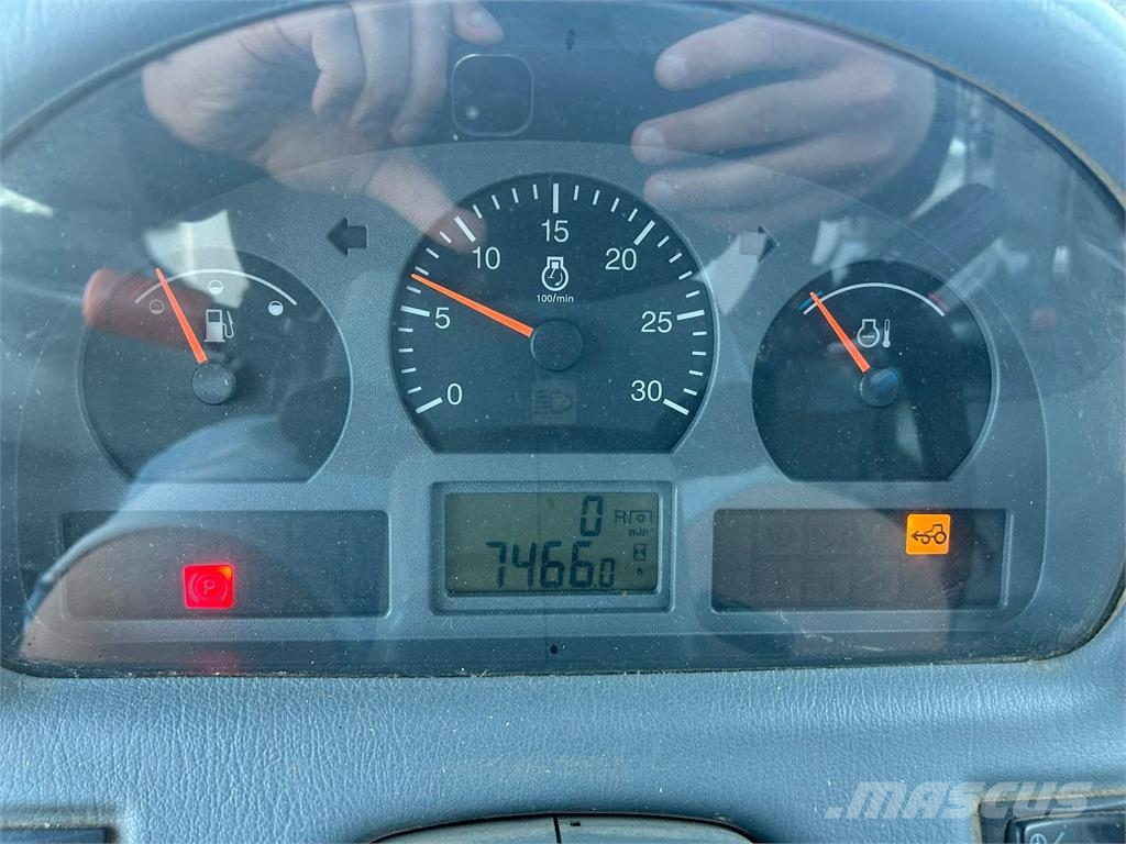 Valtra N101 ETUKUORMAAJALLA Traktorok