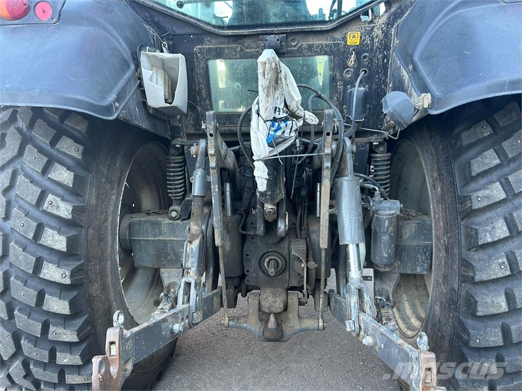 Valtra N101 ETUKUORMAAJALLA Traktorok