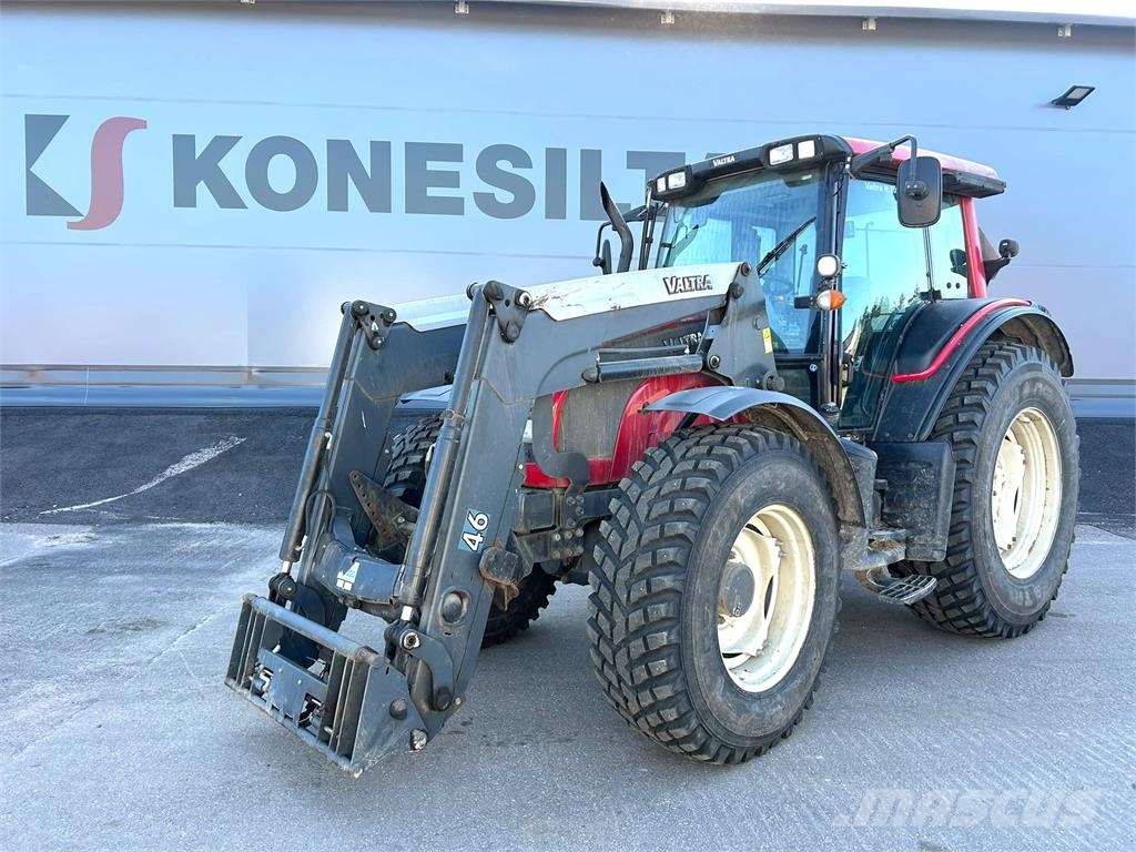 Valtra N101 ETUKUORMAAJALLA Traktorok