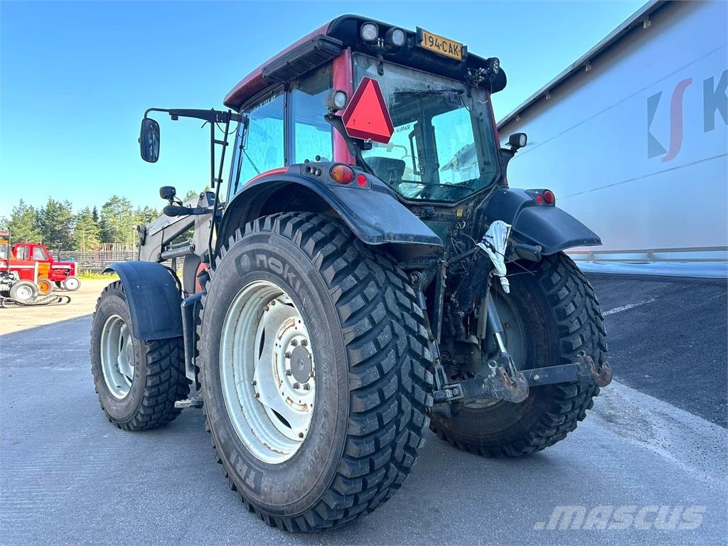 Valtra N101 ETUKUORMAAJALLA Traktorok