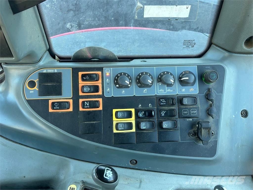 Valtra N101 ETUKUORMAAJALLA Traktorok