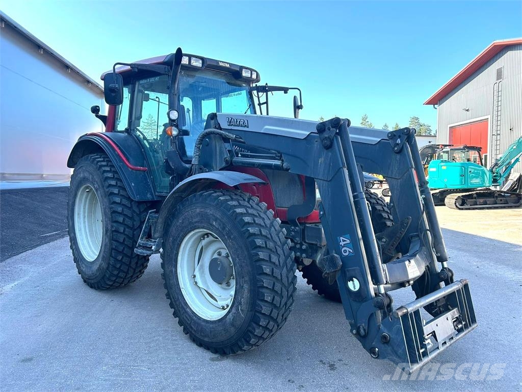 Valtra N101 ETUKUORMAAJALLA Traktorok