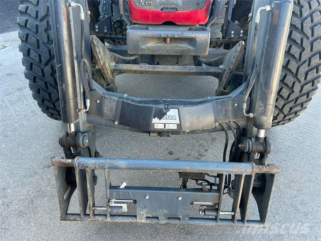 Valtra N101 ETUKUORMAAJALLA Traktorok