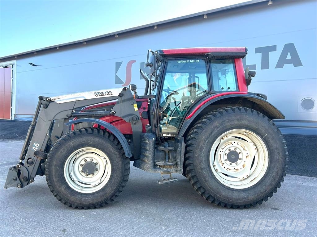 Valtra N101 ETUKUORMAAJALLA Traktorok