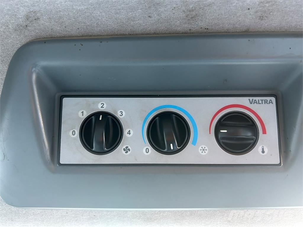 Valtra N101 ETUKUORMAAJALLA Traktorok