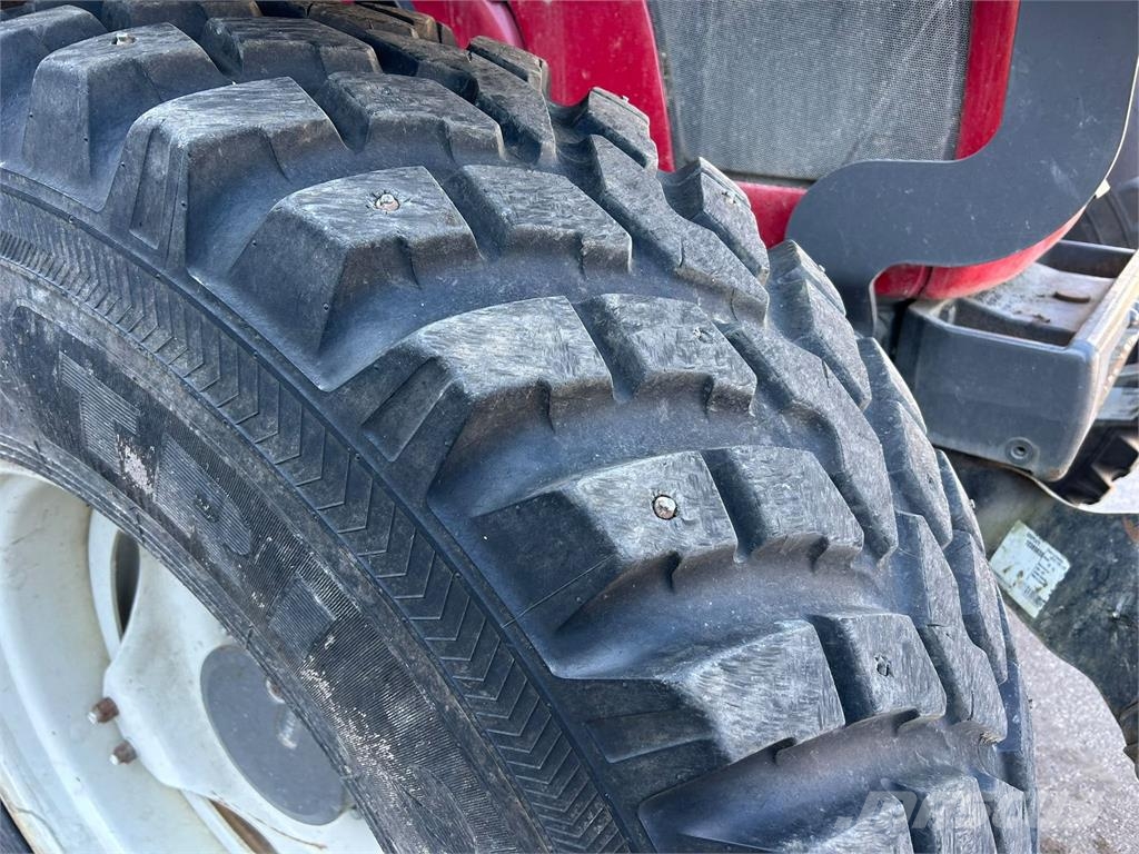 Valtra N101 ETUKUORMAAJALLA Traktorok