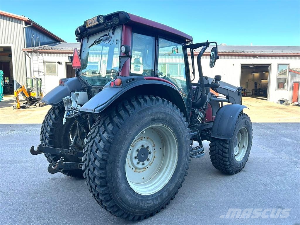 Valtra N101 ETUKUORMAAJALLA Traktorok